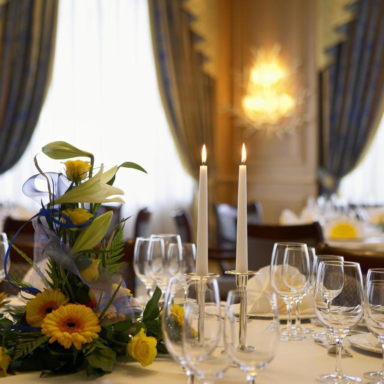 Colombi Hotel Freiburg im Breisgau Étterem fotó A table set for a formal dinner