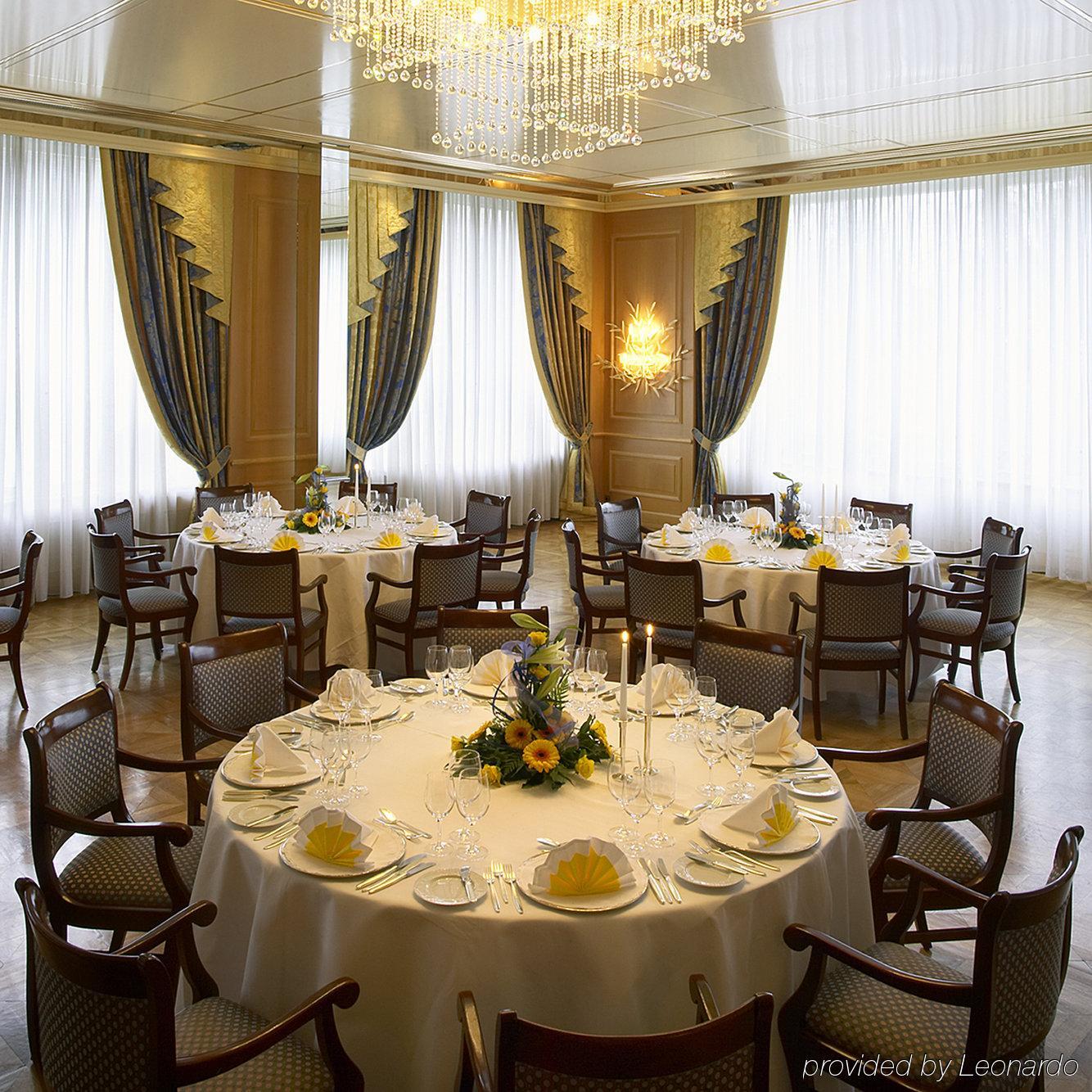 Colombi Hotel Freiburg im Breisgau Étterem fotó A table set for a formal dinner