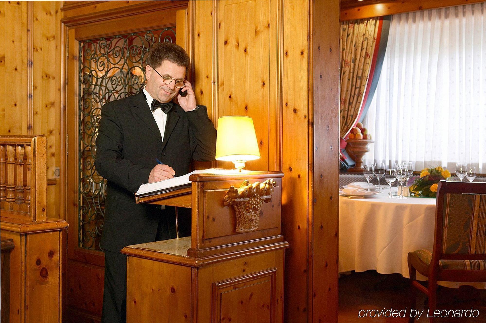 Colombi Hotel Freiburg im Breisgau Étterem fotó A butler at work