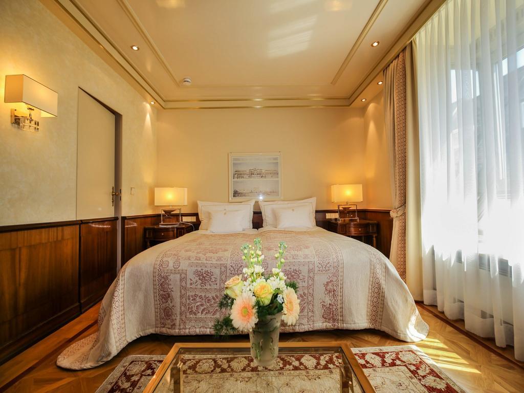 Colombi Hotel Freiburg im Breisgau Kültér fotó A bedroom at the Hotel de la Paix