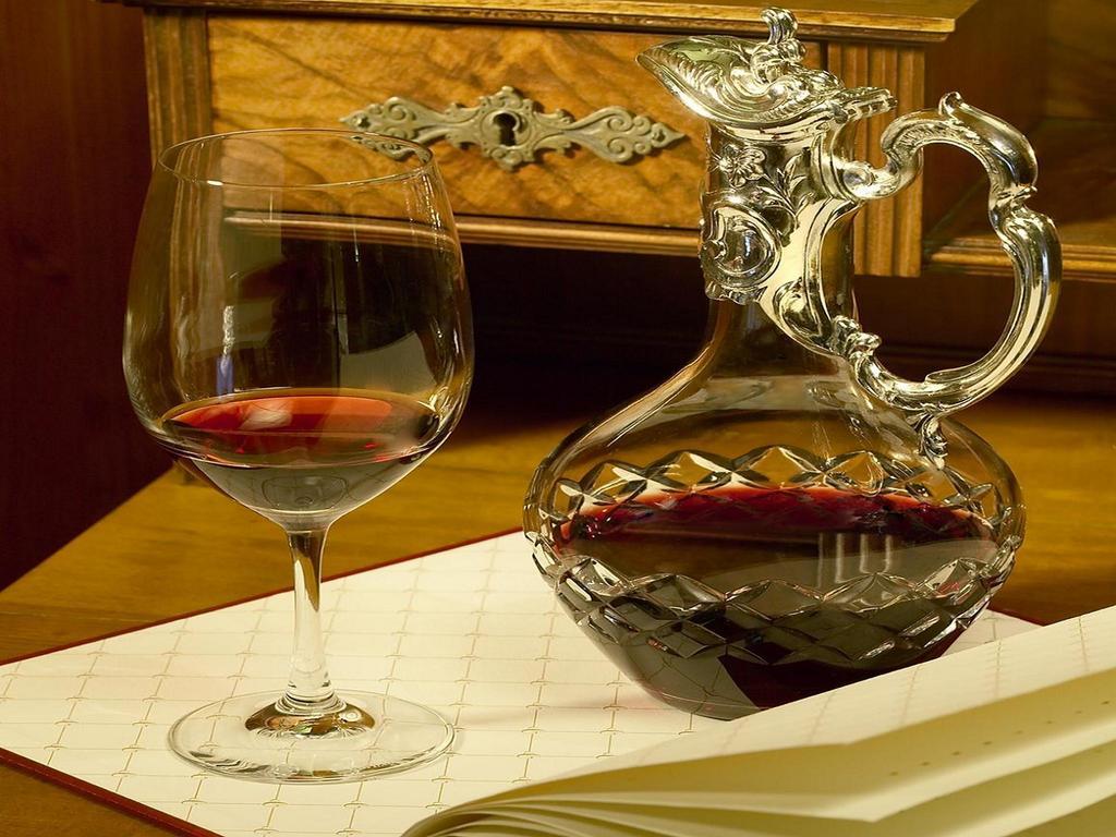 Colombi Hotel Freiburg im Breisgau Kültér fotó A traditional wine decanter